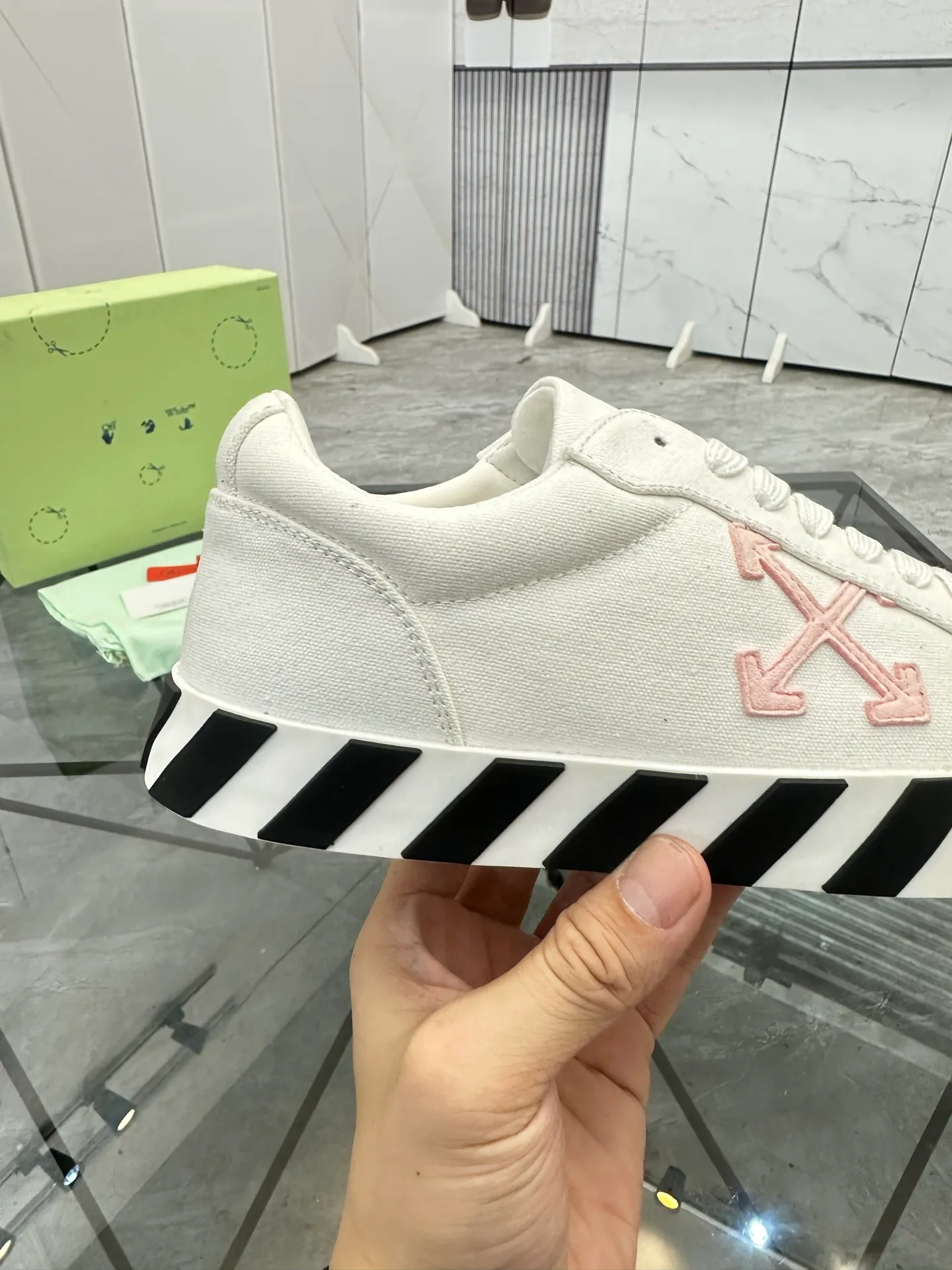 Selling men's shoes 💰: 💰P440¥ Product trademark: OFF WHITE *"OFF WHITE*" low-top casual shoes Regular size: 35-45 (can be customized to 46) Couple style Product materials: original material from the upper counter, breathable lining, original outsole. No.: H203